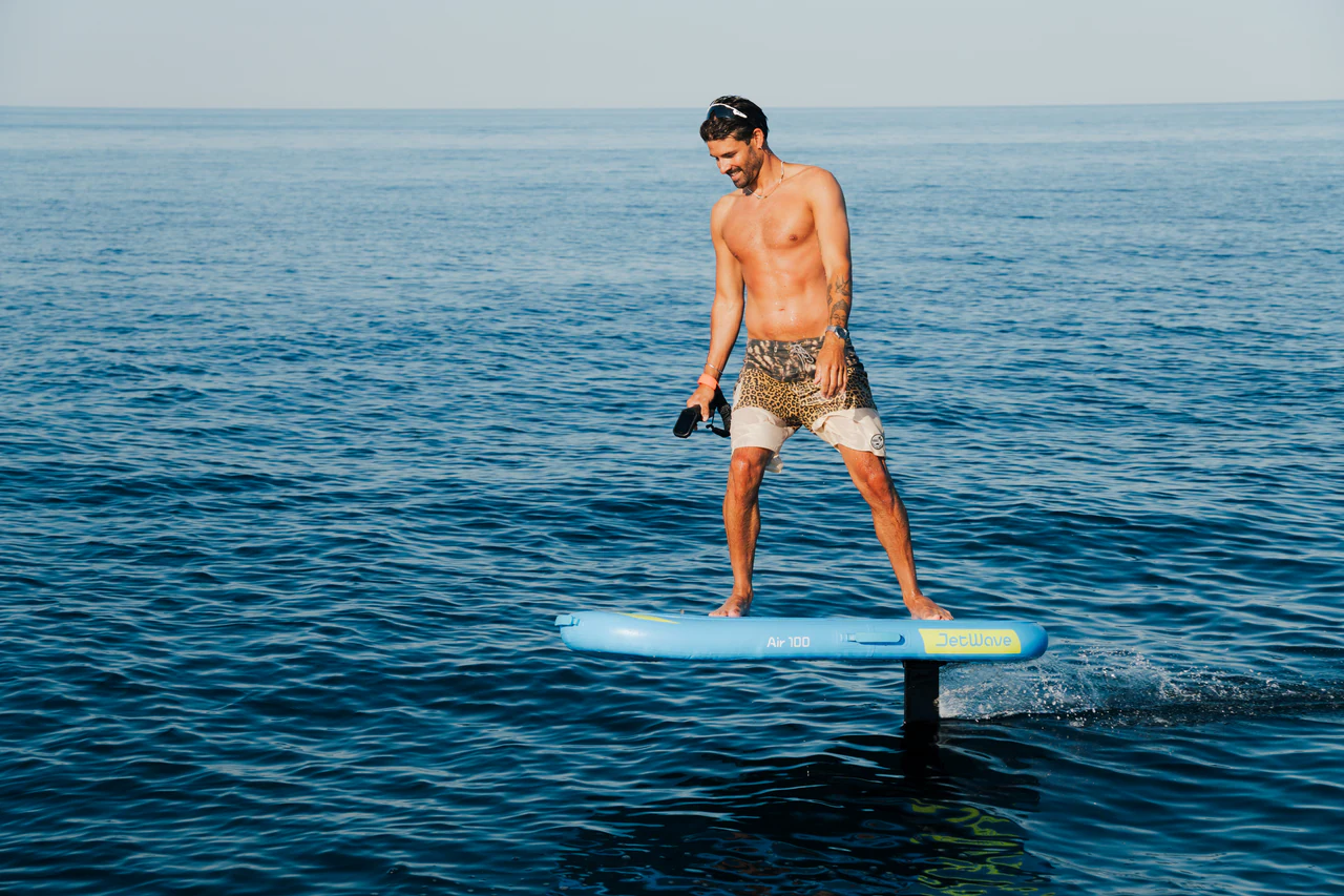 Rider debout sur un eFoil JetWave Air 100 en pleine mer