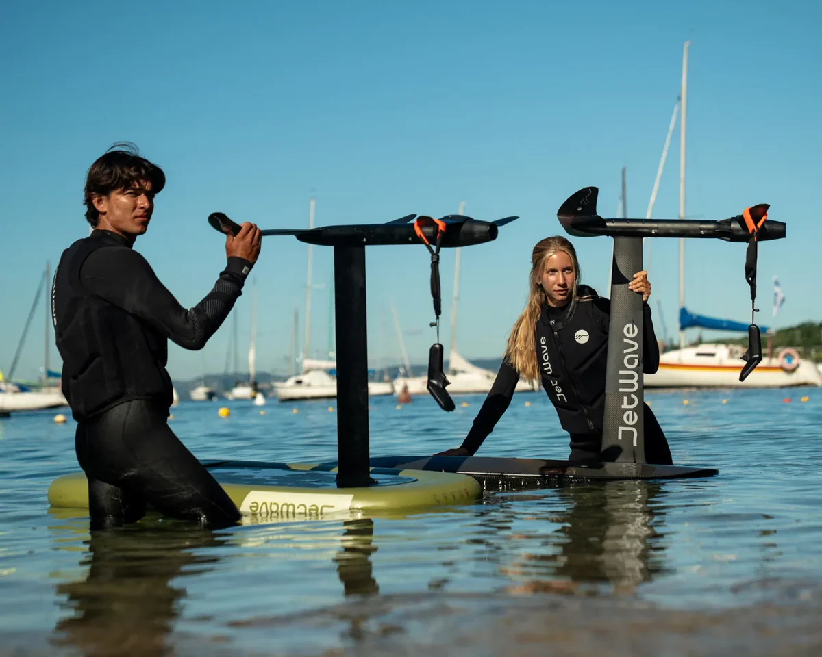 Deux riders et leur eFoil JetWave dans l’eau